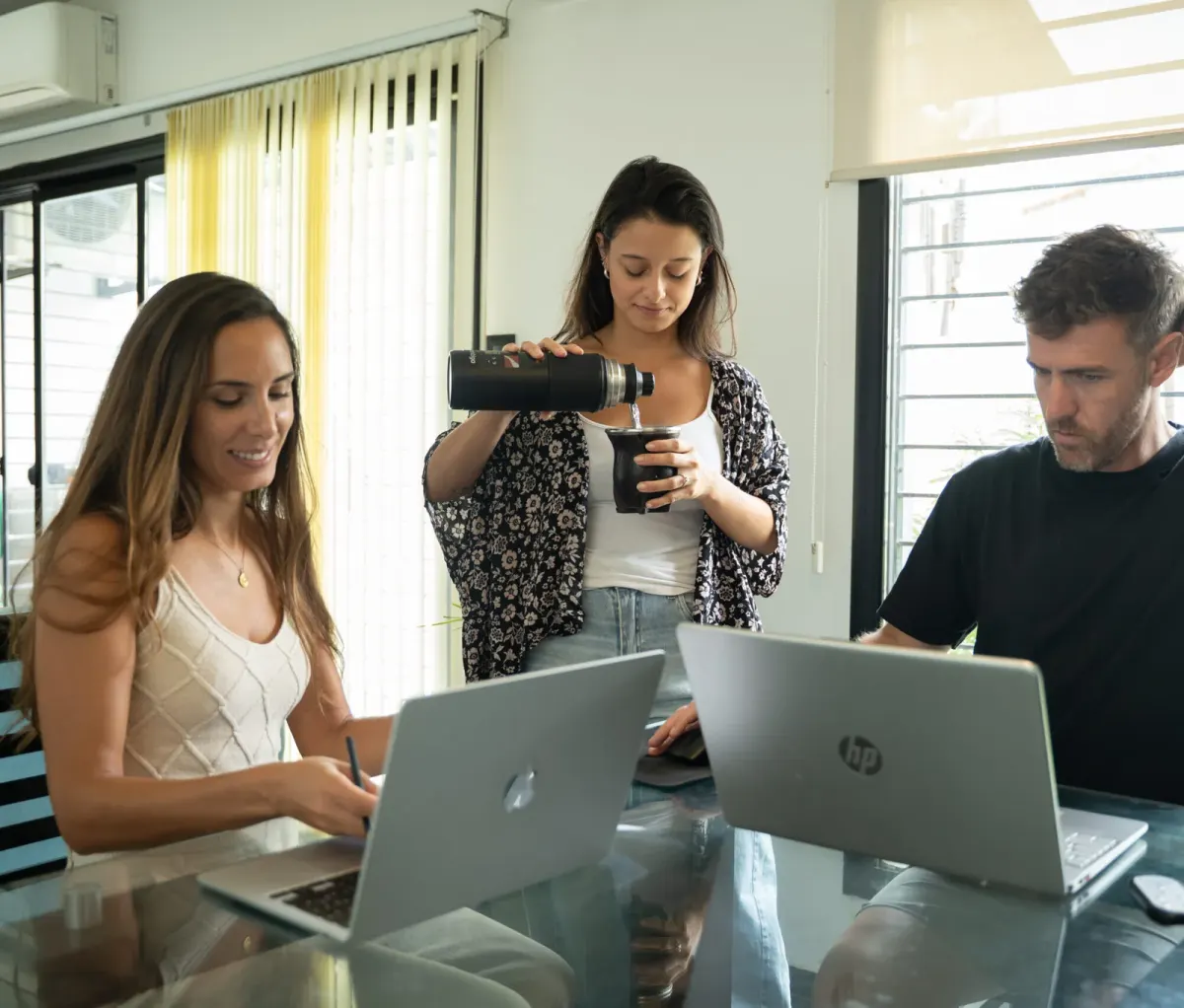 El equipo de Volcán Digital trabajando en la oficina